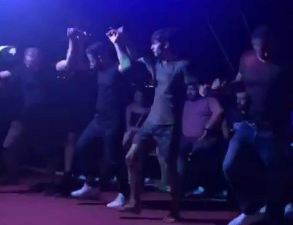 Maske ve sosyal mesafesiz tekne turunda dikkat çeken görüntüler