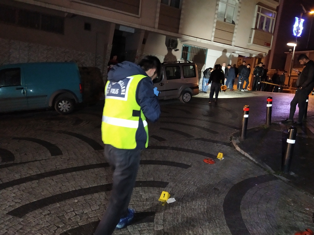 Maskeli İki Kişi Sokaktaki Gençlere Kurşun Yağdırdı: 2 Ağır Yaralı