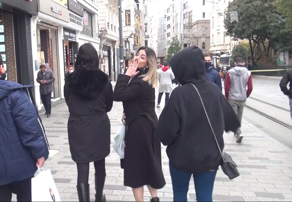 Maskesini indirip kameralara öpücük attı