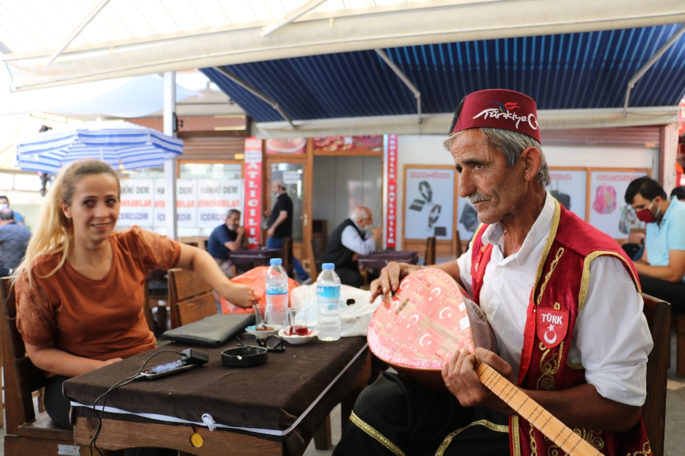 Maskesiz bağlama çalıp türkü söyleyen aşığa 900 lira ceza