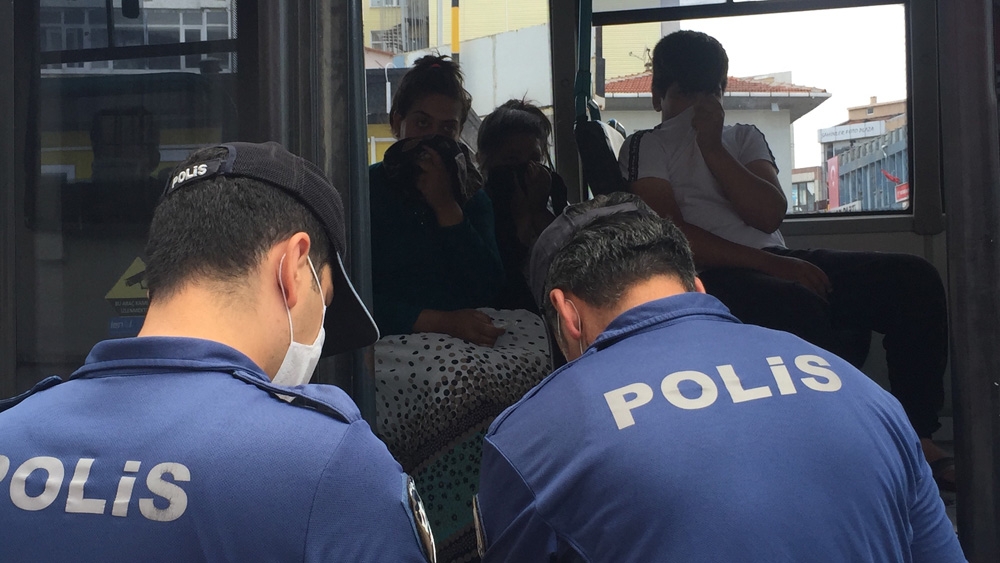 Maskesiz bindikleri minibüste polisi görünce yüzlerini gizlediler, cezadan kaçamadılar