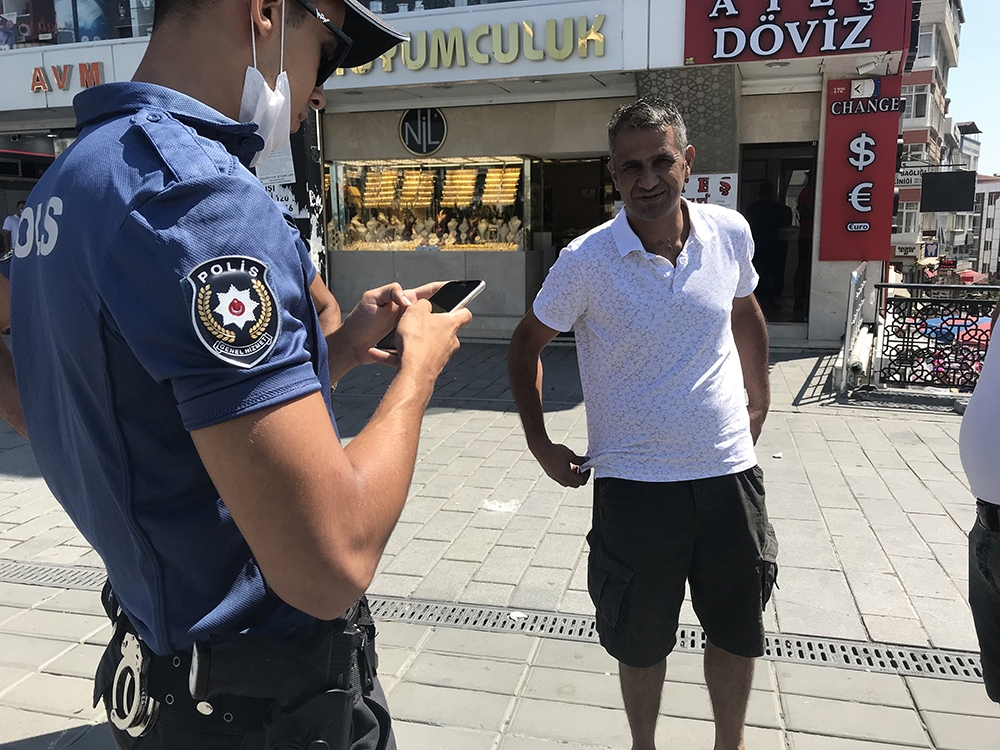 Maskesiz çıkan adamdan ikna için polise ilginç sözler
