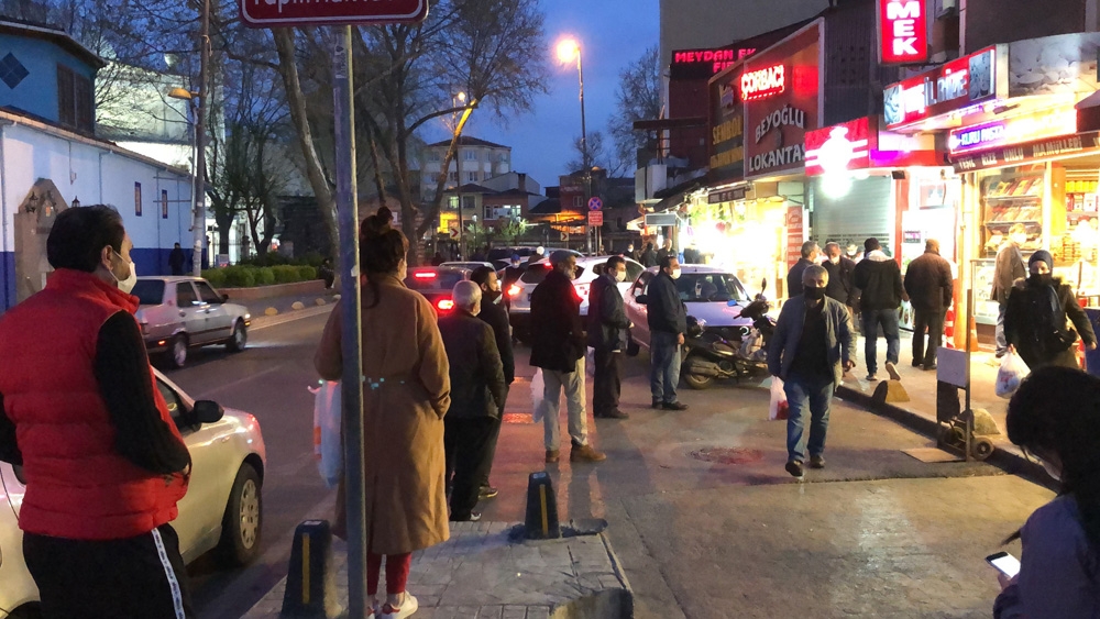 Maskesiz ekmek almak istedi, fırıncıyla tartıştı