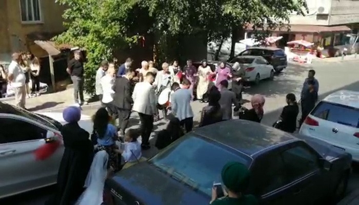 Maskesiz ve sosyal mesafesiz düğün kamerada