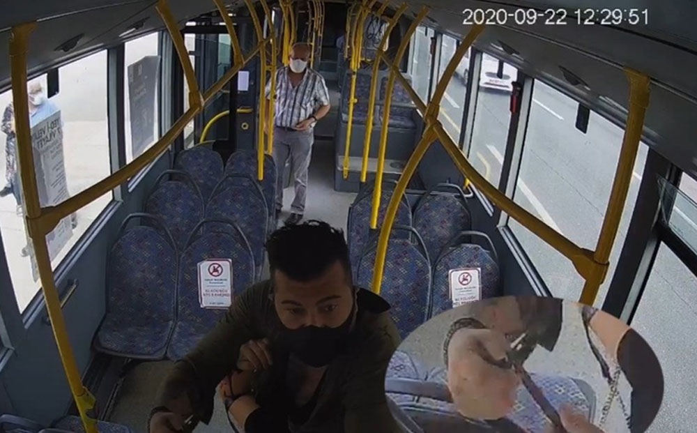 Maskesiz yolcu ile şoför kavgasında kan aktı...O anlar kamerada