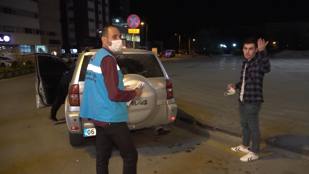Maskeyi koluna taktı, “Niye çekiyorsun?” diye muhabire tepki gösterdi