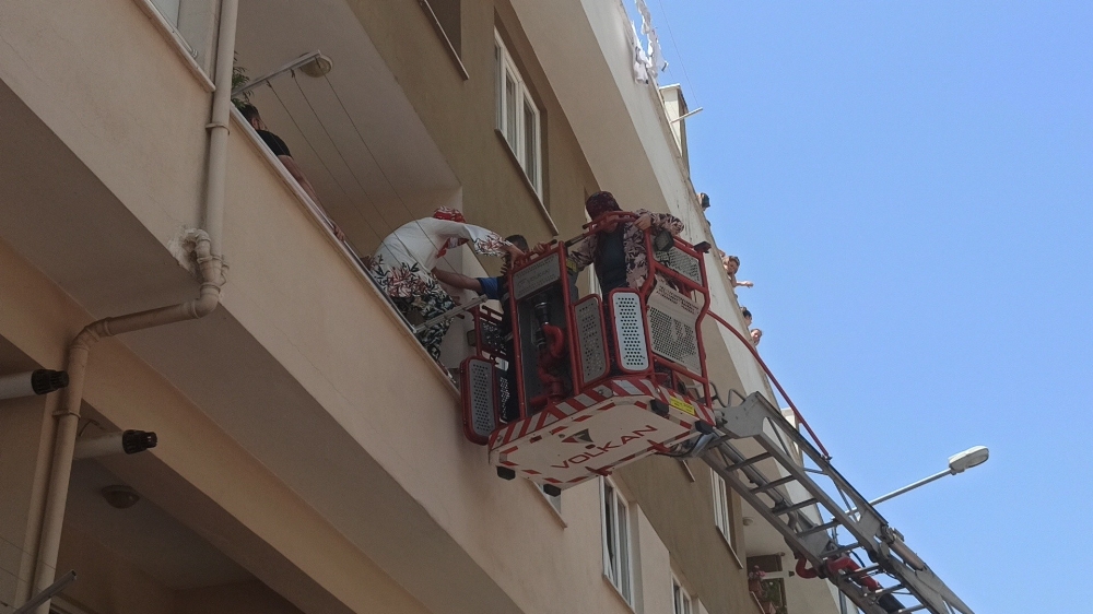 Matkap patladı, balkonda mahsur kalanları itfaiye kurtardı