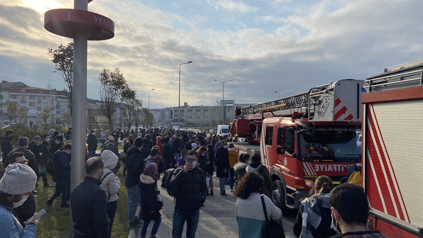 Mecidiyeköy-Mahmutbey metro hattında trafoda yangın çıktı, seferler durdu