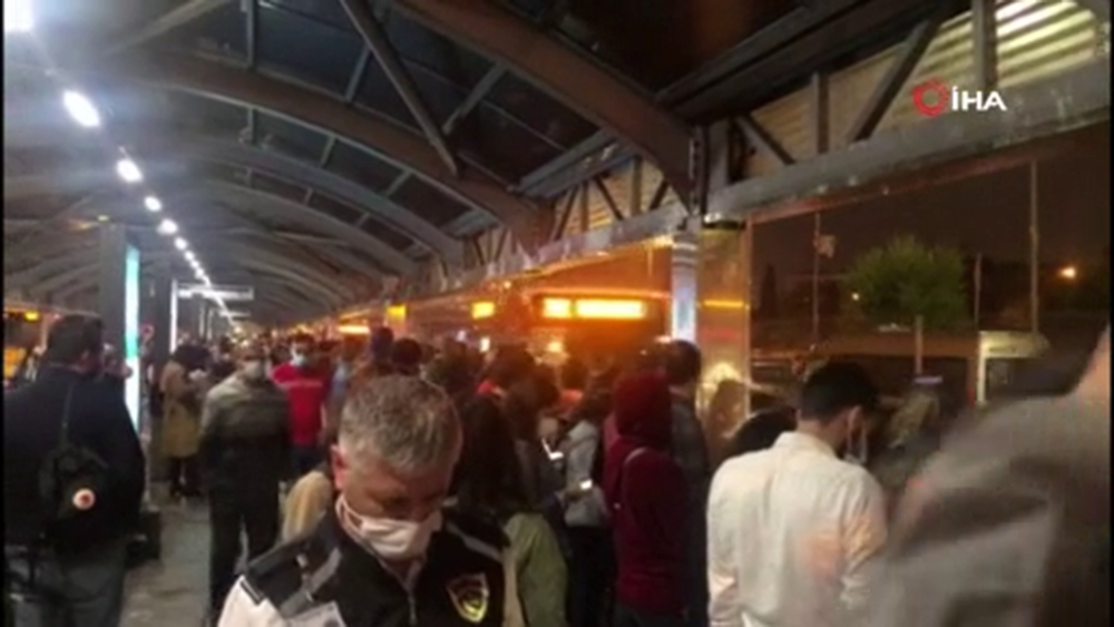 Mecidiyeköy’de metrobüs arıza yaptı, durakta yoğunluk oluştu