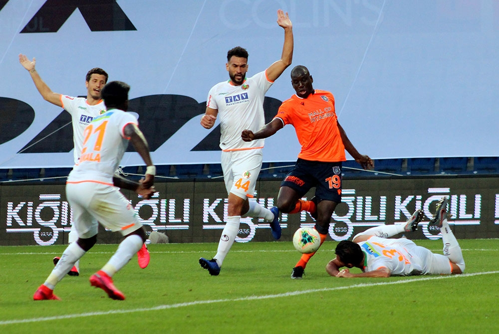Medipol Başakşehir Aytemiz Alanyaspor’u 2-0 mağlup etti