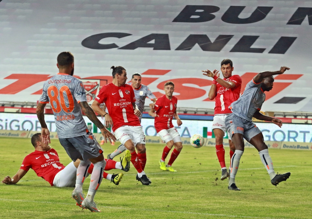 Medipol Başakşehir deplasmanda Antalyasporu’u 2-0 mağlup etti