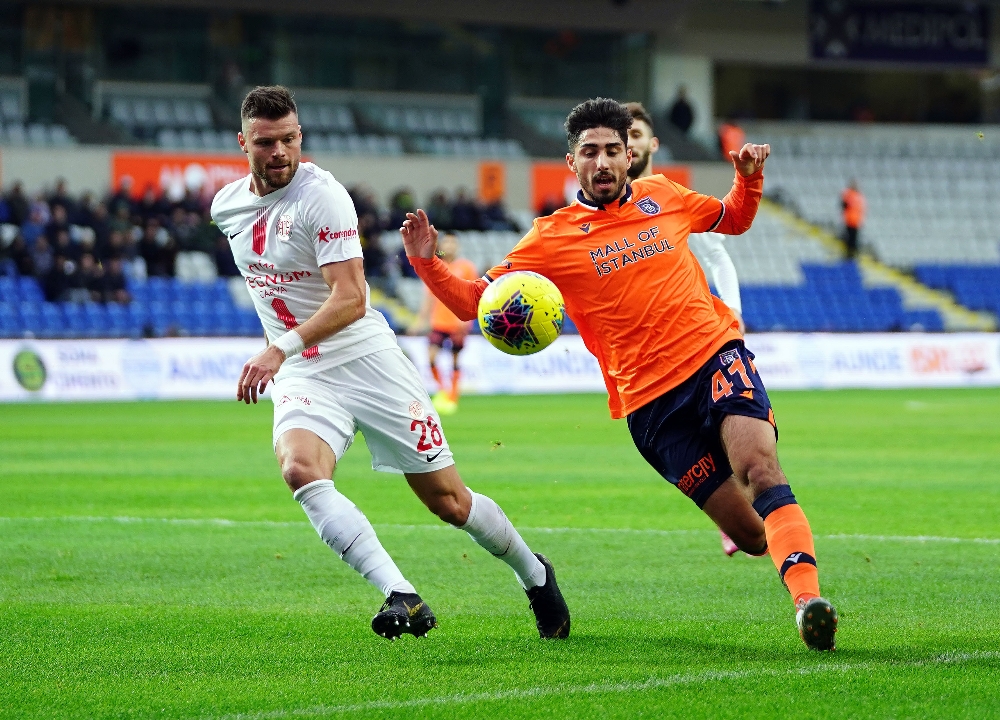 Medipol Başakşehir Zirve Takibini Sürdürüyor