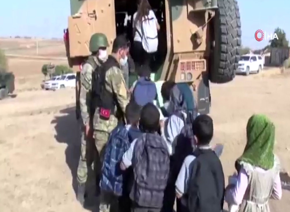 Mehmetçik Rasulayn’daki çocukları zırhlı araçlar ile okula taşıyor