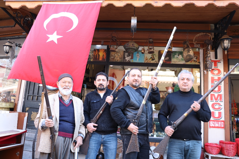 Mehmetçik’e antika silahlarla destek
