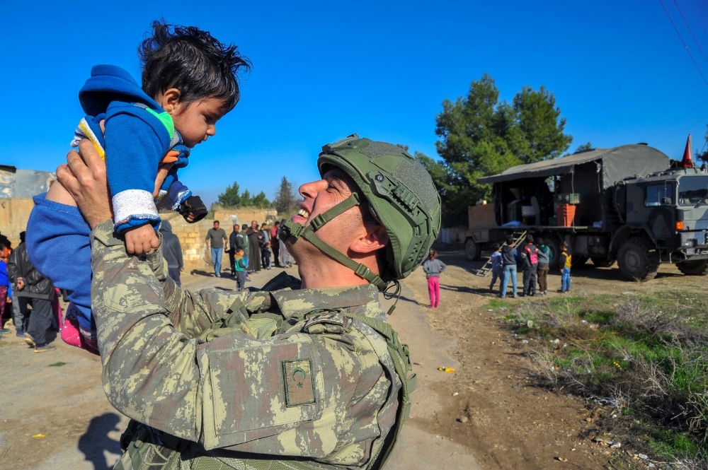 Mehmetçiklerimiz Pişirdikleri Ekmekleri Rasulayndaki Köylülerle Paylaştı