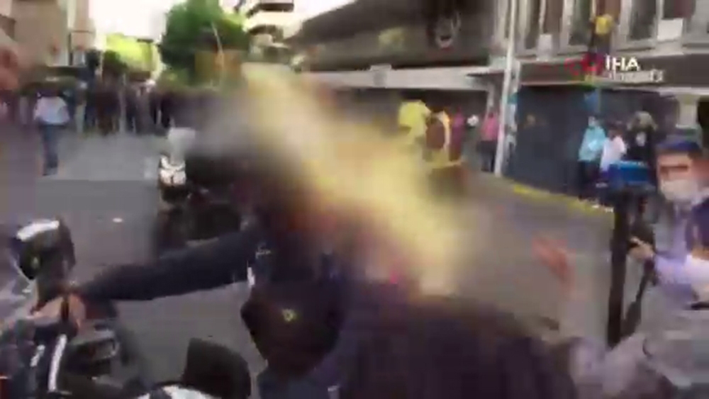 Meksika’da bir protestocu, üzerine benzin döktüğü polisi ateşe verdi