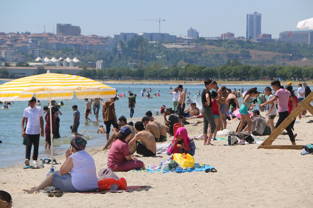 Menekşe Plajı’nda bayram yoğunluğu