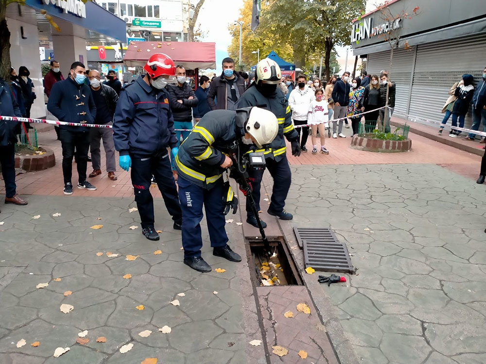 Merak konusu olan sokak köpeği itfaiye ekiplerini de harekete geçirdi