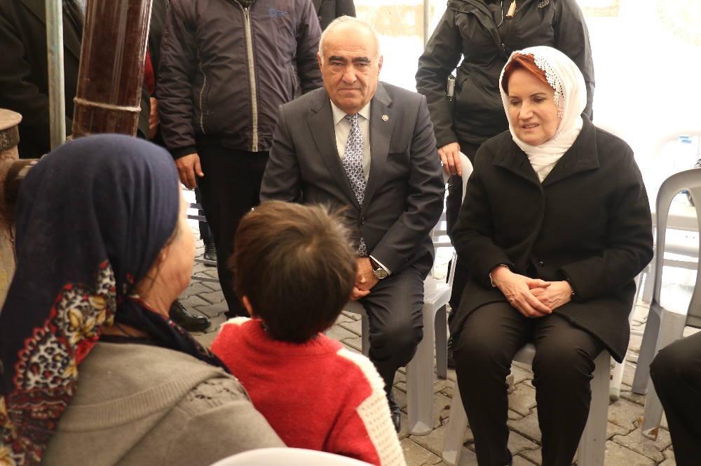Meral Akşener’den depremde ölenlerin yakınlarına taziye ziyareti