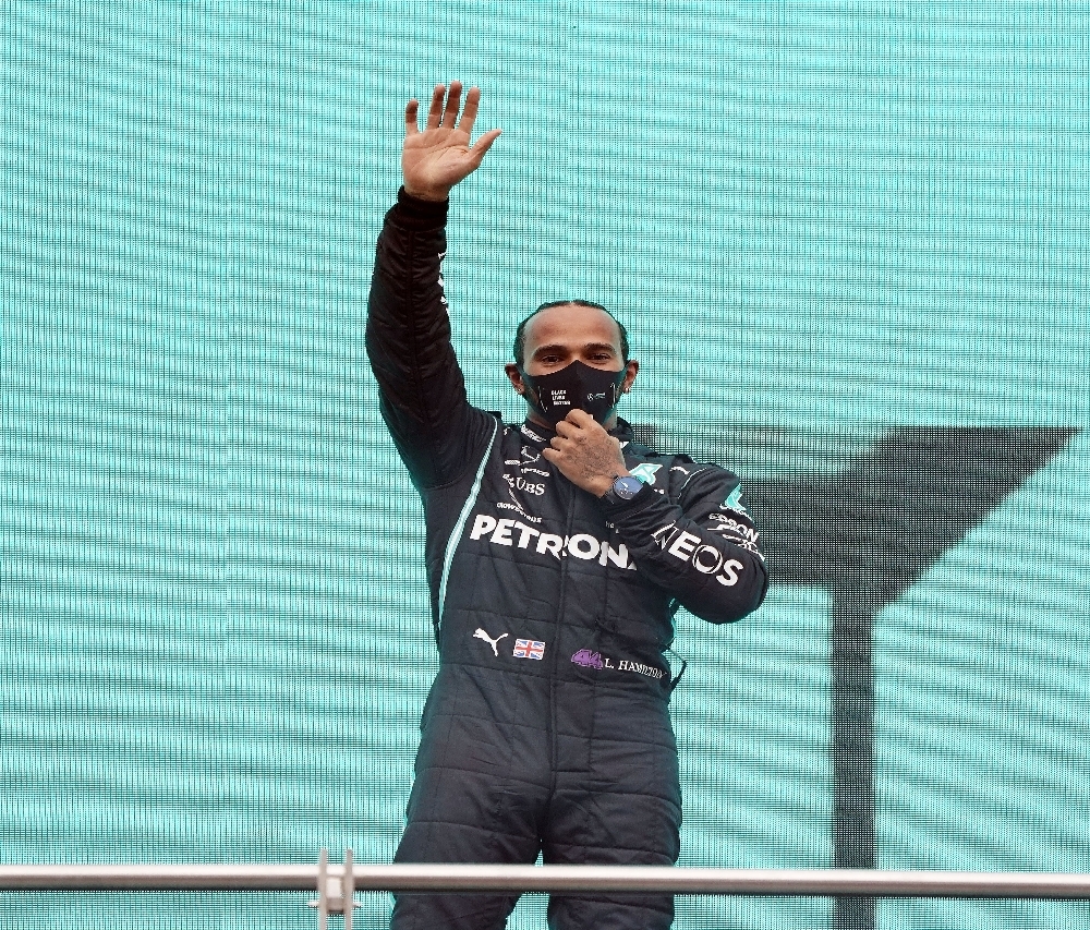 Mercedes, Lewis Hamilton ile yeni sözleşme imzaladı