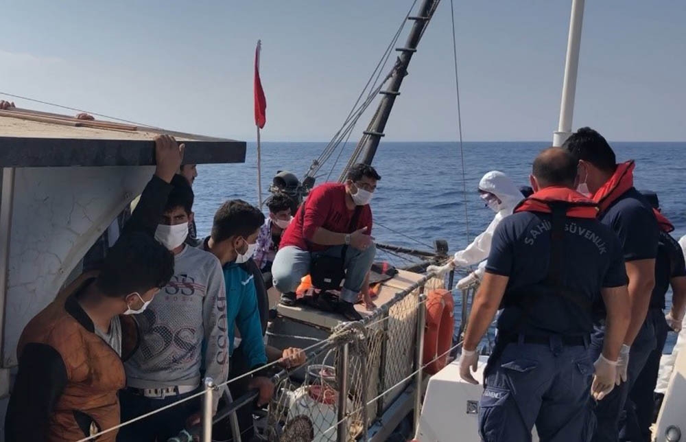 Mersin açıklarında 90 düzensiz göçmen yakalandı