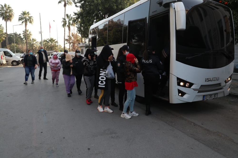 Mersin merkezli fuhuş operasyonu: 27 gözaltı
