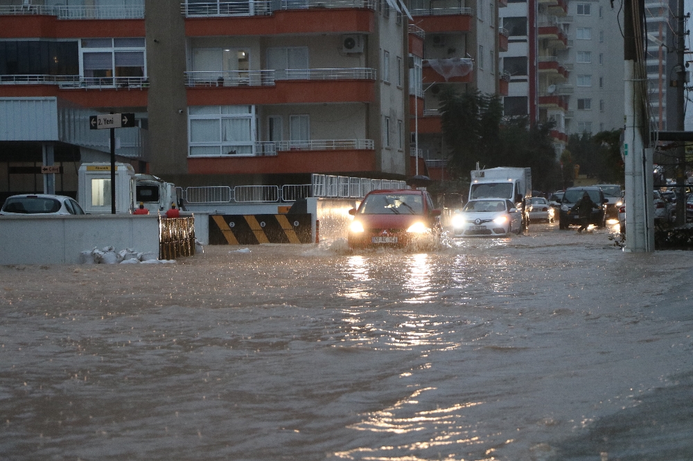 Mersin’de aşırı yağış 2 can aldı