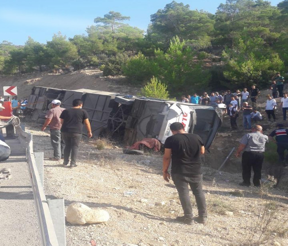 Mersin’de askerleri taşıyan otobüs devrildi: Çok sayıda yaralı