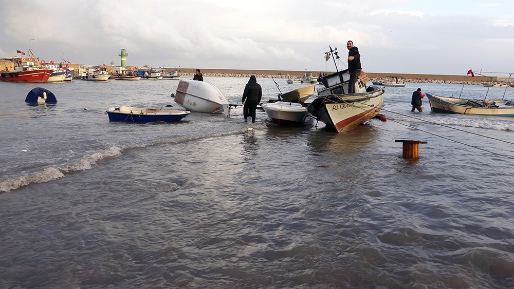 Mersin’de balıkçıların fırtına nöbeti