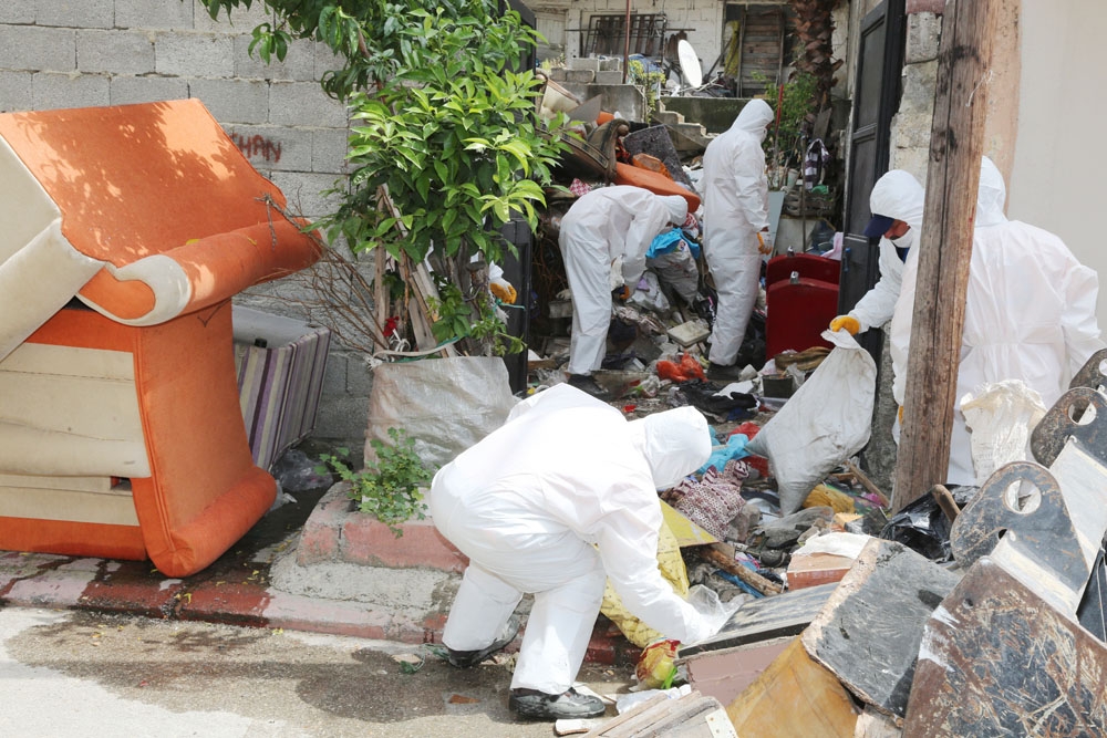 Mersin’de bir evden 30 ton çöp çıktı