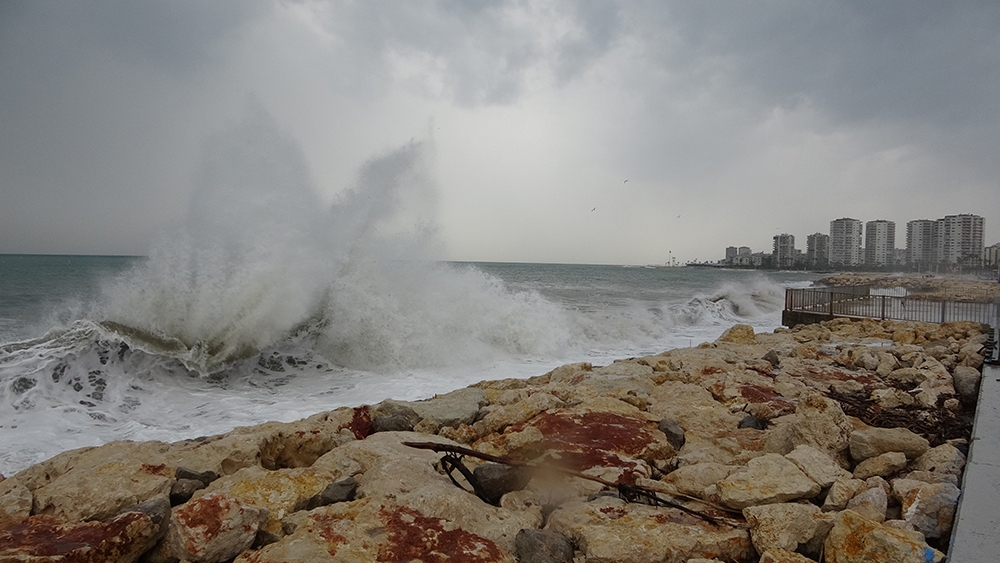 Mersin’de fırtına dev dalgalar oluşturdu