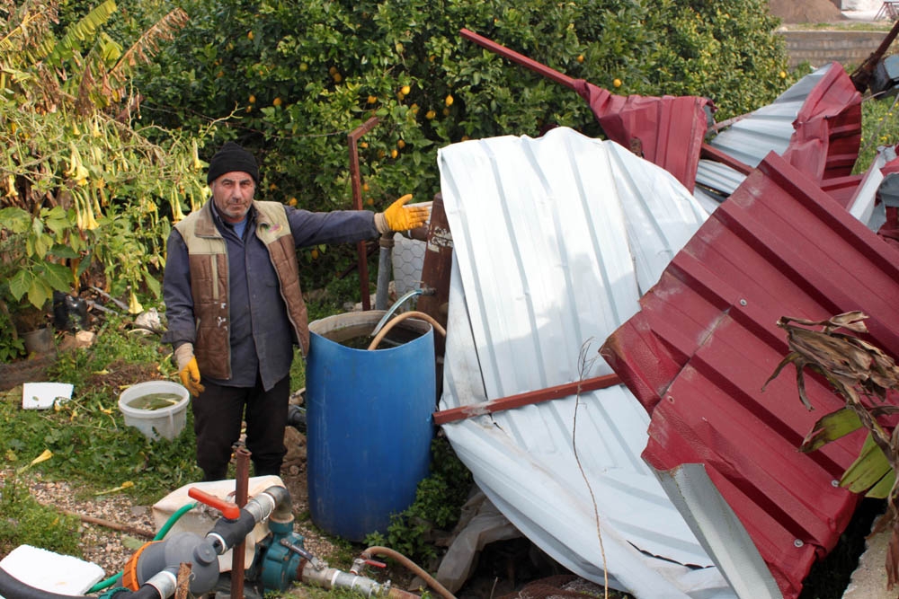 Mersin’de fırtına yıktı geçti