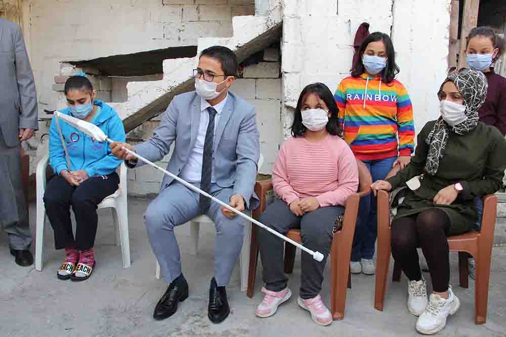 Mersin’de görme engelli çocuklar akıllı bastonla hayallerine kavuşuyor