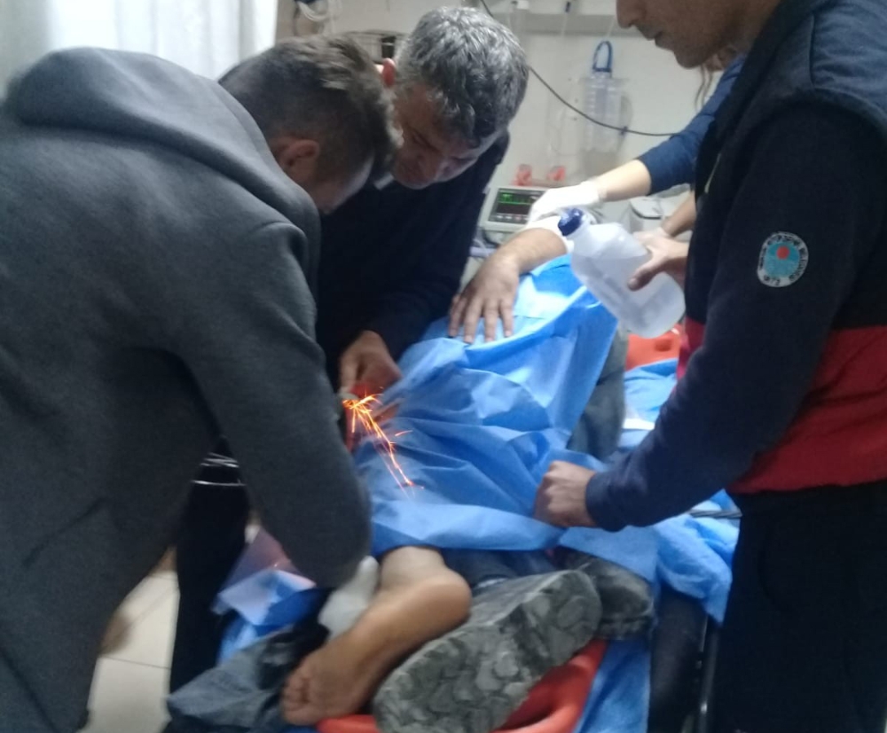 Mersinde İşçinin Bacağına Çelik Halat Saplandı