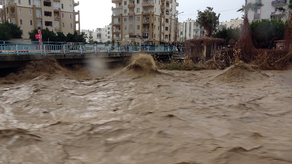 Mersin’de sel suları yükseldi, köprü trafiğe kapatıldı