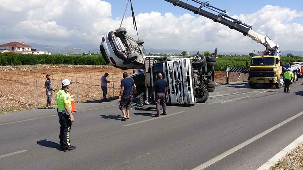 Mersin’de tır yan yattı, taşıdığı 5 otomobil hurdaya döndü