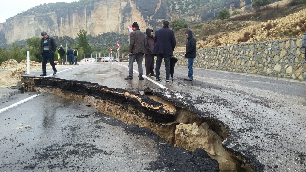 Mersin’de yol çöktü