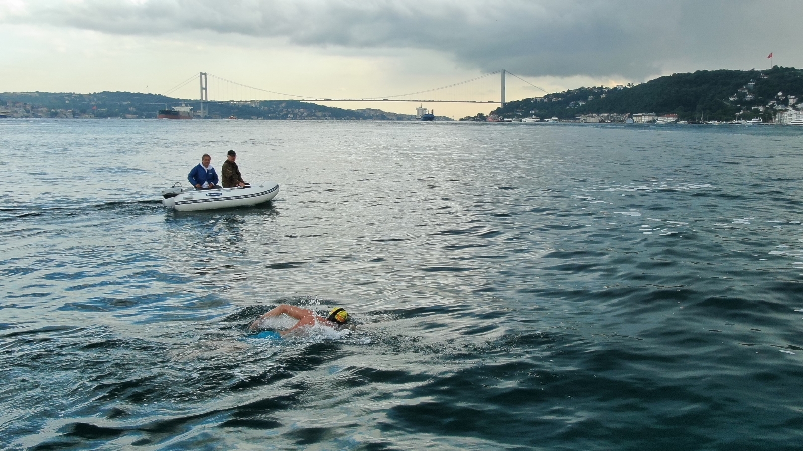 Mersin’den Kıbrıs’a yüzmek için İstanbul Boğazında antrenman