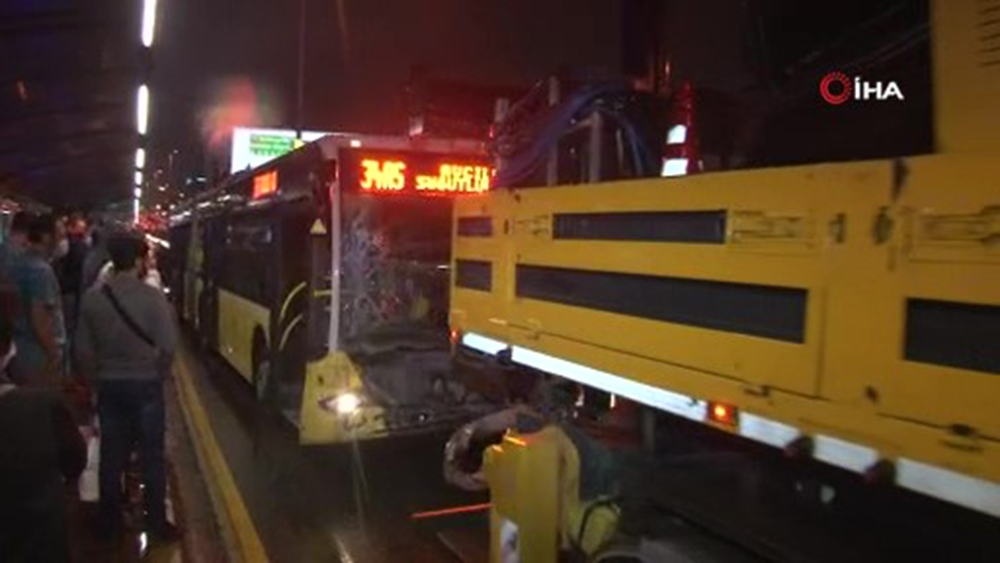 Merter’de metrobüs başka bir metrobüse arkadan çarptı: 7 yaralı