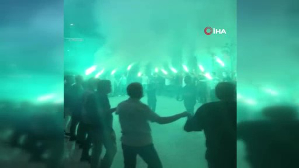 Mesafe ve maske kuralları hiçe sayıldılar, el ele halay çektiler