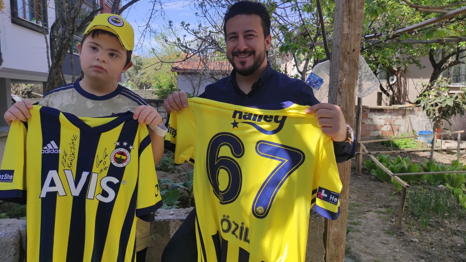 Mesut Özil’den Down sendromlu çocuğa 23 Nisan sürprizi