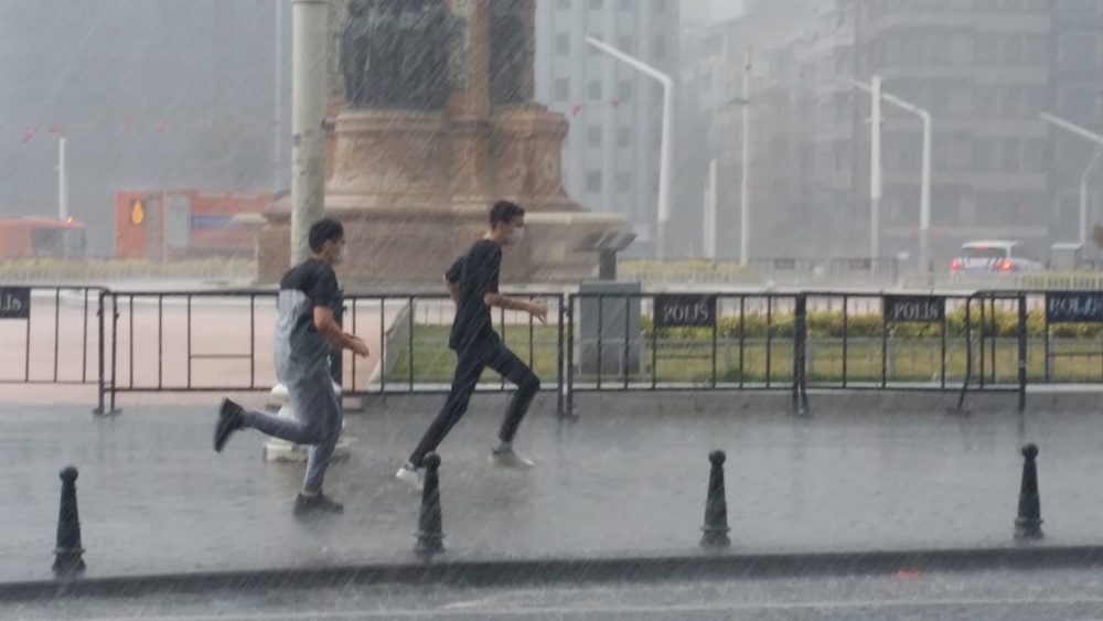 Meteoroloji uyardı: İstanbul’da şiddetli yağmur etkili oluyor