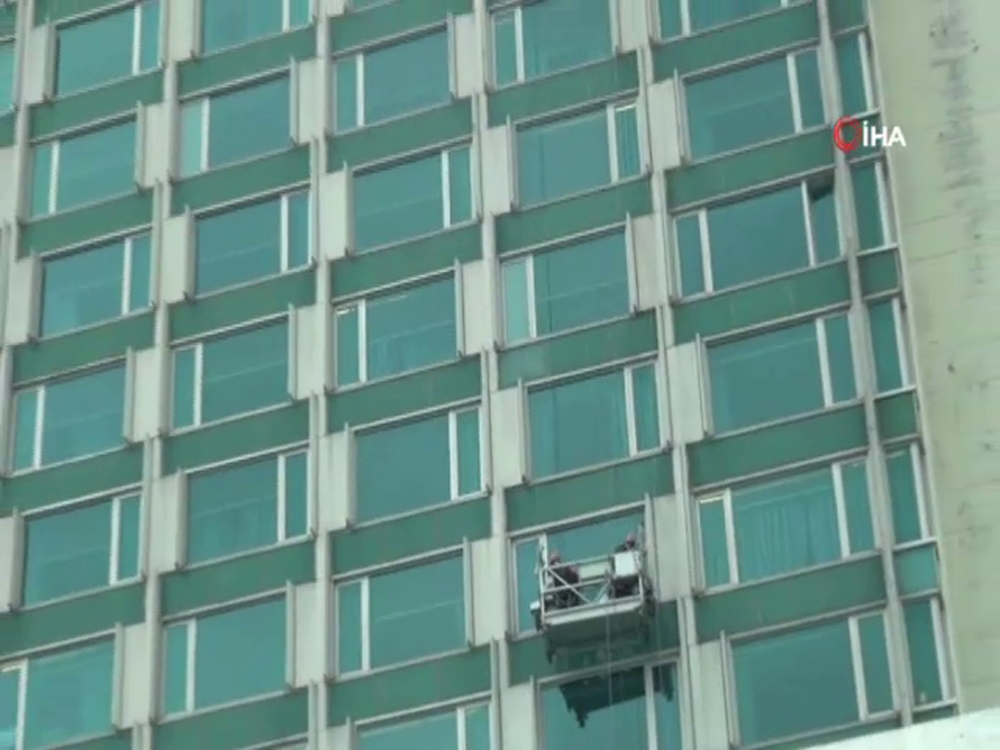 Metrelerce yükseklikteki cam temizliği yürekleri ağza getirdi