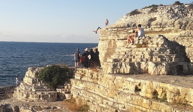 Metrelerce yükseklikteki kayalardan denize tehlikeli atlayış