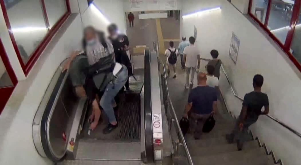 Metro istasyonunda ilginç yankesicilik kamerada