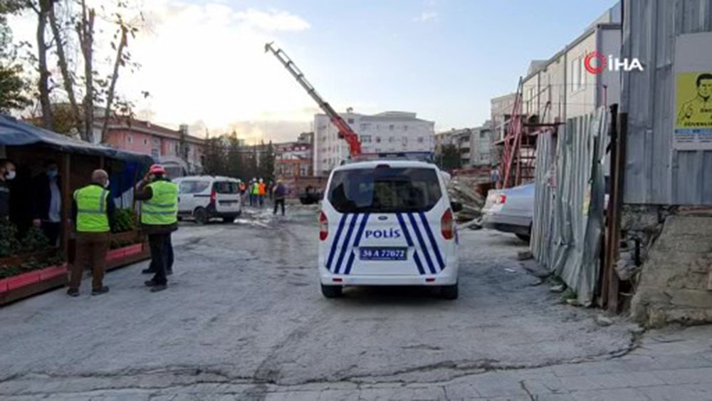 Metro şantiyesinde beton mikseri devrildi