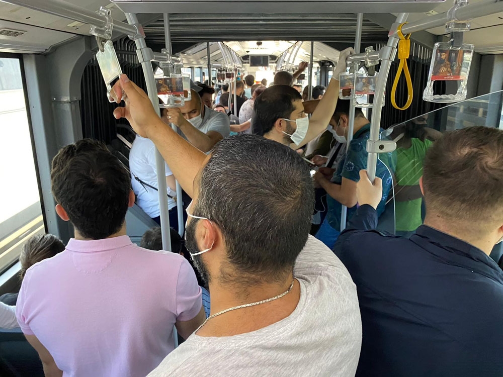 Metrobüs durağında endişe oluşturan görüntüler