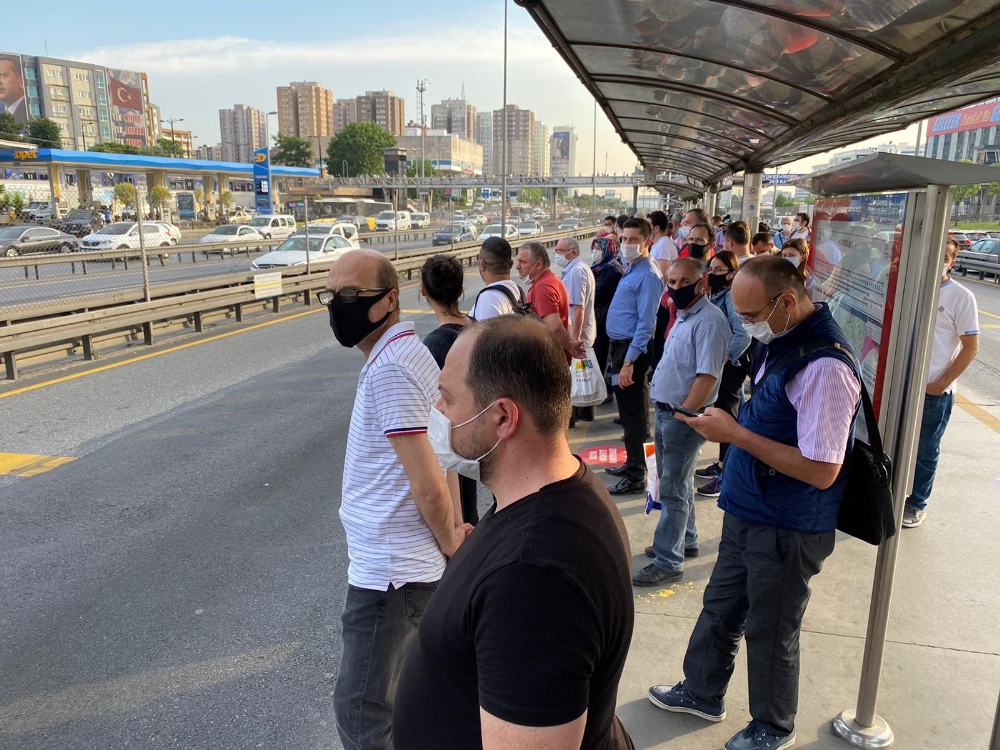 Metrobüs duraklarında sosyal mesafe unutuldu