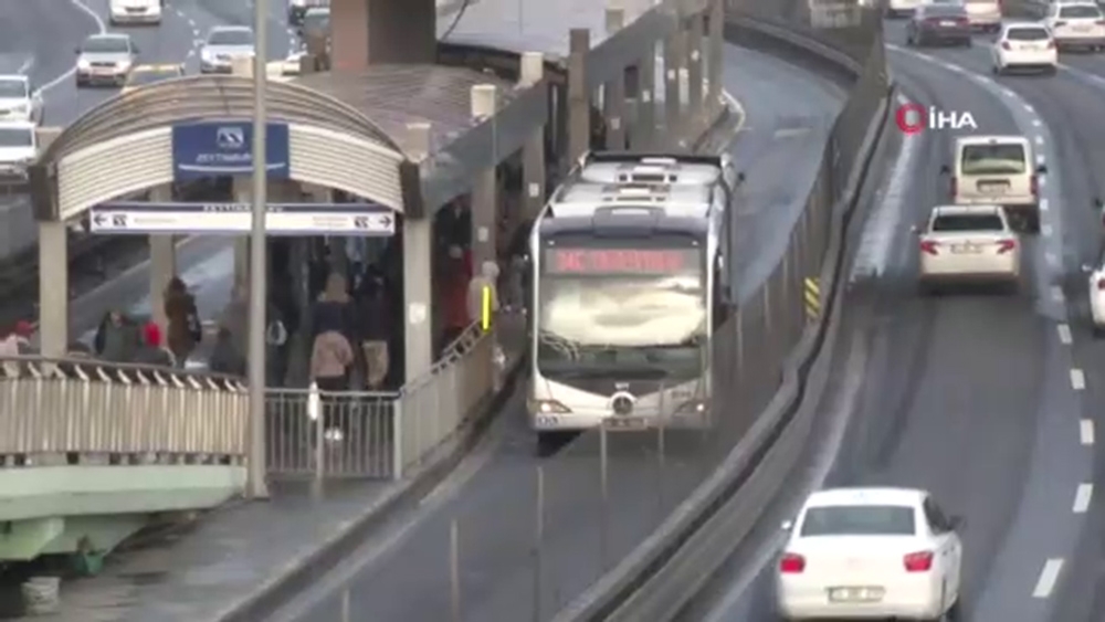 Metrobüs durakta bekleyen yayaya çarptı