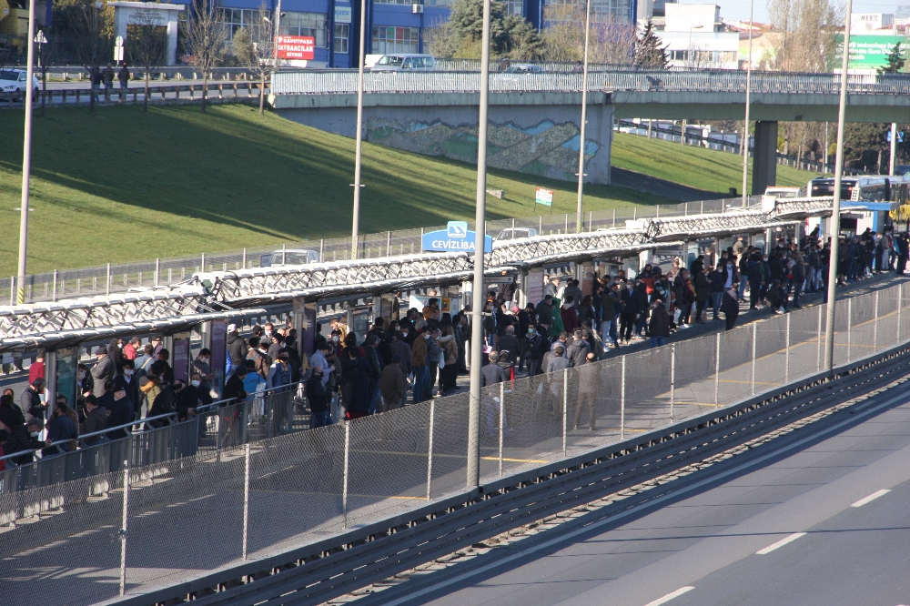 Metrobüs kazası nedeniyle Cevizlibağ’da yolcu yoğunluğu: Sosyal mesafe hiçe sayıldı